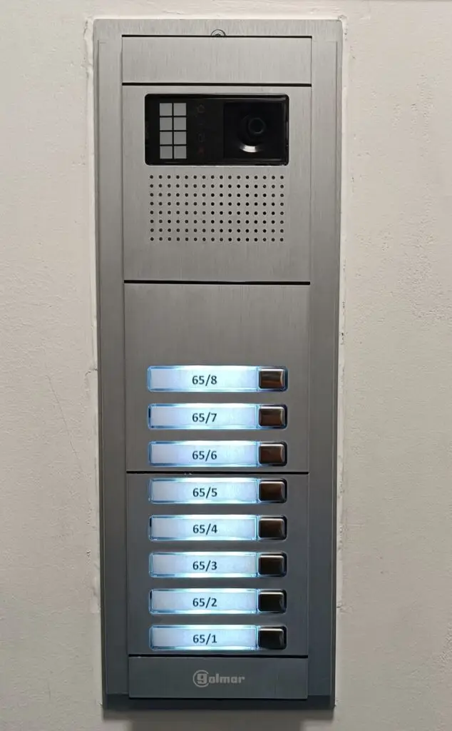 Nexa aluminium buitenpost met 8 knoppen