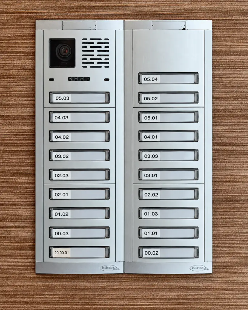 Bitron Video Domular Evolution buitenpost met camera en 19 drukknoppen